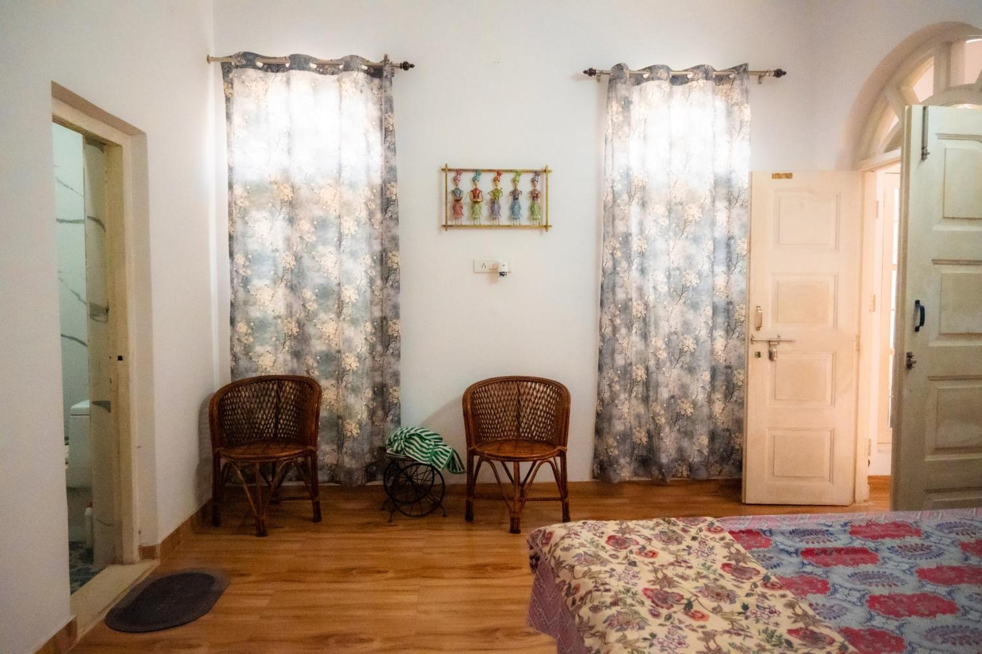 Blue Door Villa By Homeyhuts Rājpur エクステリア 写真